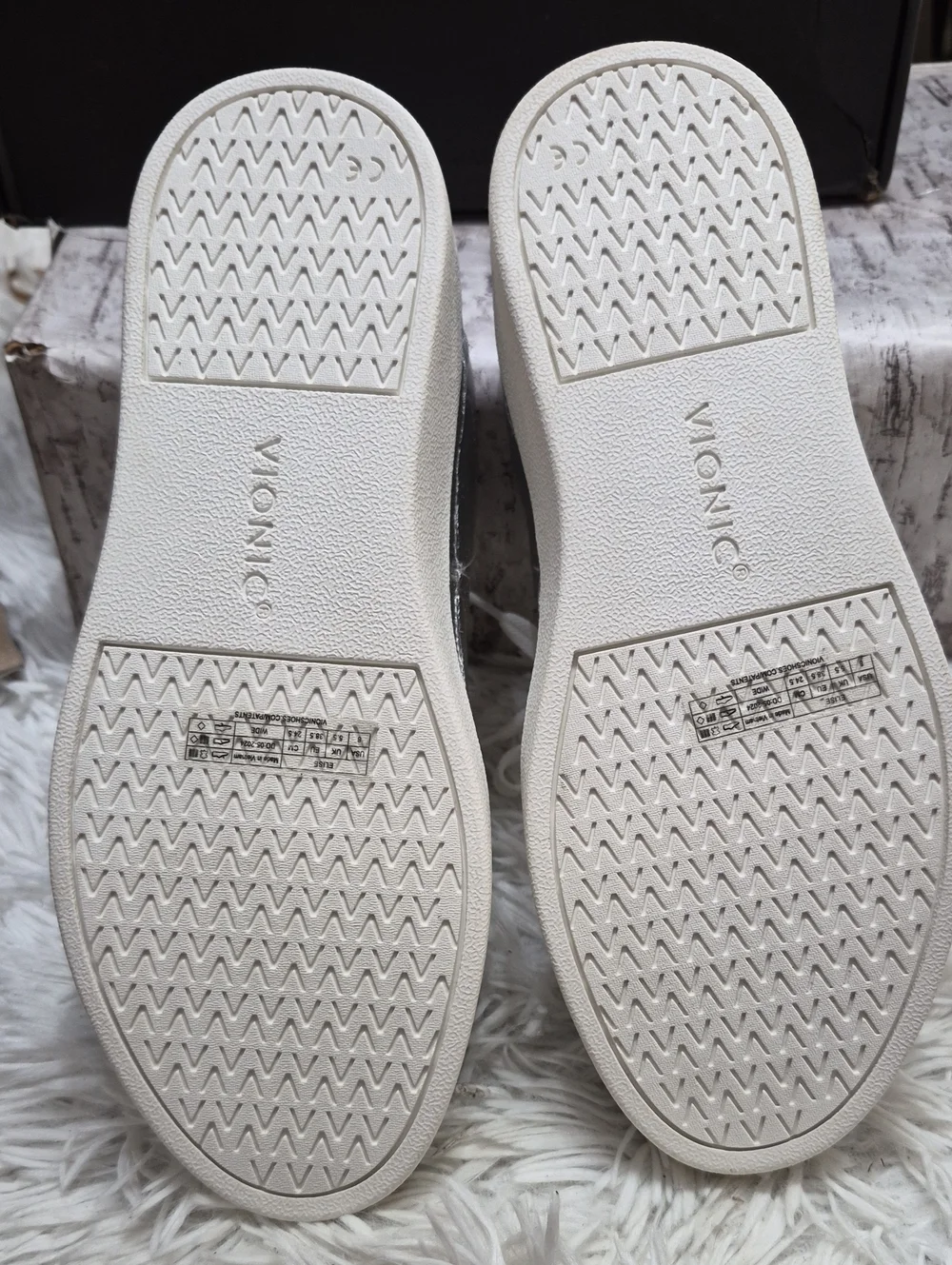 Vionic Elise Silver Sneakers Women's Sz 8 🆕️🆕️